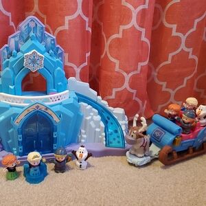 Little People Frozen castle, figures and sleigh bundle